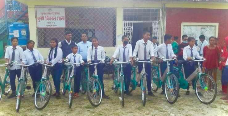 चुलाचुली गाउँपालिकामा दलित विद्यार्थीलाई साईकल वितरण