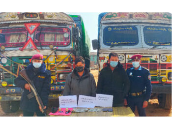 भोजपुरबाट दुईवटा ट्रक र खैरो हेरोइन (ब्राउन सुगर) सहित दुई जनालाई पक्राउ