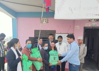 शिबगञ्जका स्वयमसेबिकाहरुलाई ज्याकेट र जुत्ता प्रदान