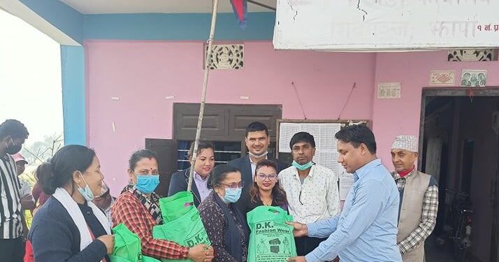 शिबगञ्जका स्वयमसेबिकाहरुलाई ज्याकेट र जुत्ता प्रदान