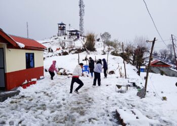 घलेगाउँमा हिउँ खेल्न आन्तरिक पर्यटकको भिड