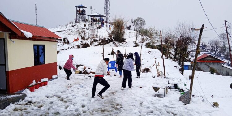 घलेगाउँमा हिउँ खेल्न आन्तरिक पर्यटकको भिड