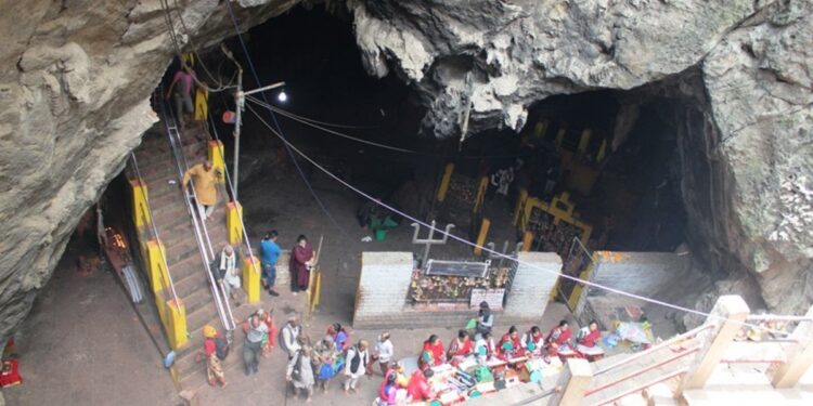 हलेसीबाट तीन वर्षमा दुई करोड भेटी