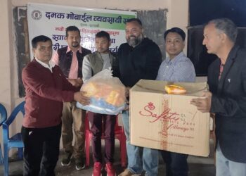 दमक मोबाईल व्यवसायीद्धारा विद्यार्थीलाई सेनेटरी प्याड बितरण