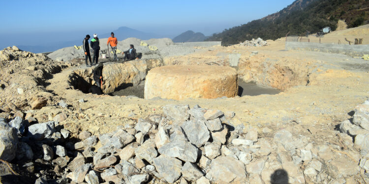 पर्यटकीयस्थल देउराली डाँडामा बौद्ध स्तुप