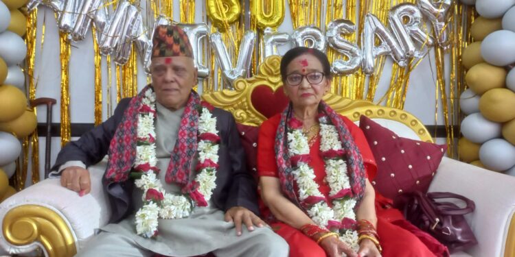 विवाह वर्षगाँठमा पत्रकार उपचार कोषलाई एक लाख एक हजार सहयोग घोषणा