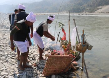 खोलाको पूजा गर्दै माझी समुदायले मनाए कोसी पर्व
