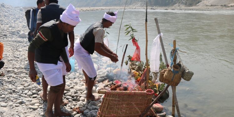 खोलाको पूजा गर्दै माझी समुदायले मनाए कोसी पर्व