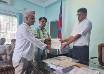 मोबाइल व्यवसायी संघद्वारा दमकको तिनवटै प्रशासन कार्यालयमा ज्ञापन पत्र बुझाए