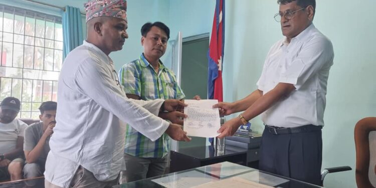 मोबाइल व्यवसायी संघद्वारा दमकको तिनवटै प्रशासन कार्यालयमा ज्ञापन पत्र बुझाए