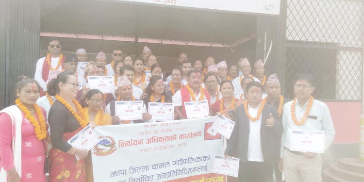 कमल गाउँपालिकाका नवनिर्वाचित जनप्रतिनिधिहरुलाई प्रमणपत्र वितरण