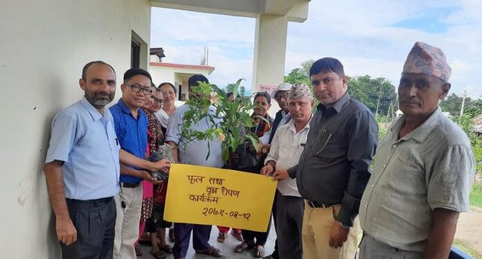 महेन्द्र रत्न मा .वि. मा विभिन्न जातका फूलका बिरुवाहरू रोप्ने कार्य सम्पन्न (फोटो फिचर सहित)