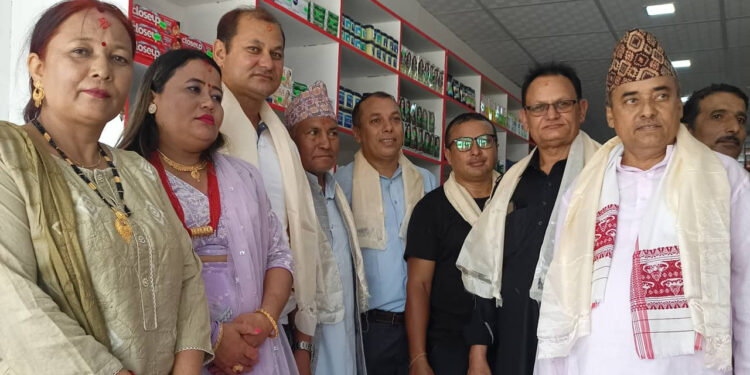आजबाट दमकमा खुल्यो ‘अलपसल मिनिमार्ट’ (फोटो फिचर)
