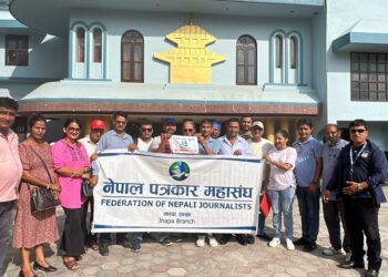 नेपाल पत्रकार महासंघ झापाको झण्डा लिएर फोटो पत्रकार जोशी हिमाल आरोहणमा