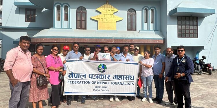 नेपाल पत्रकार महासंघ झापाको झण्डा लिएर फोटो पत्रकार जोशी हिमाल आरोहणमा