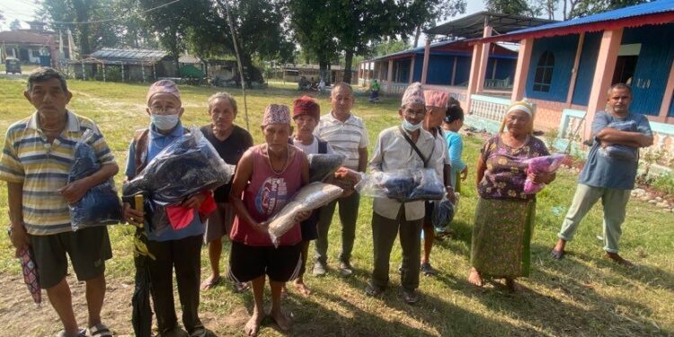 दमकको भुटानी शरणार्थी शिबिरका ज्येष्ठ नागरिकहरुलाई न्यायो कपडा वितरण