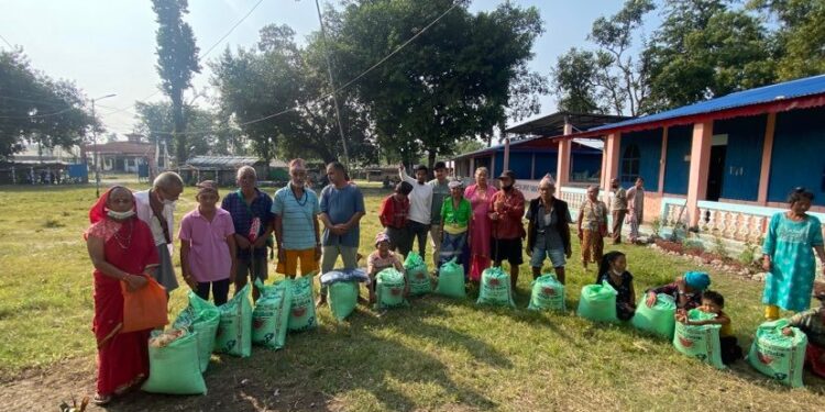 स्वर्गीय पिताको स्मृतिमा तामाङले गरिन् ज्येष्ठ नागरिक खाद्यान्य सामाग्री वितरण