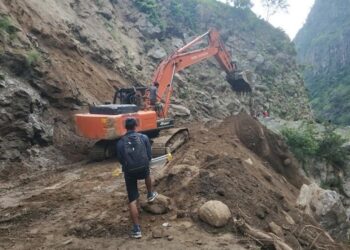 कर्णाली करिडोर सडकको पहिरो पन्छाउन सुरु