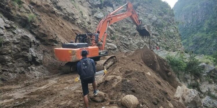 कर्णाली करिडोर सडकको पहिरो पन्छाउन सुरु