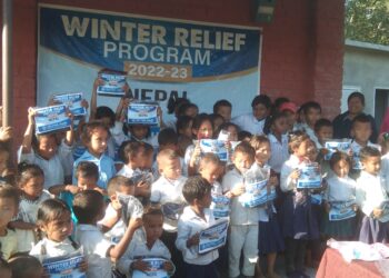 हेल्पिङ्ग हेन्डसद्धारा पञ्चकन्या आधारभूत विद्यालयमा न्यानो कपडा वितरण
