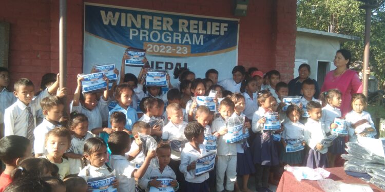 हेल्पिङ्ग हेन्डसद्धारा पञ्चकन्या आधारभूत विद्यालयमा न्यानो कपडा वितरण