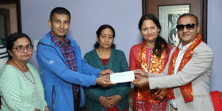 पत्रकार उपचार कोषलाई विवाह वर्षगाँठमा भट्टराई दम्पत्तिको १ लाख १ हजार सहयोग