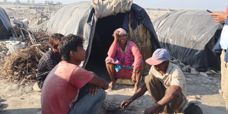 परिवार पाल्न नौ महिना बगरमा बास