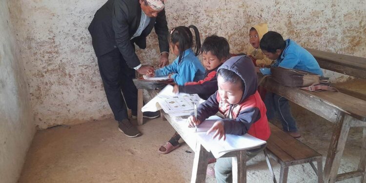 एउटै शिक्षकको भरमा तीनवटा कक्षाको पठन पाठन