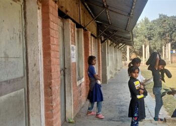 डेढ सय विद्यार्थी एउटै कक्षामा
