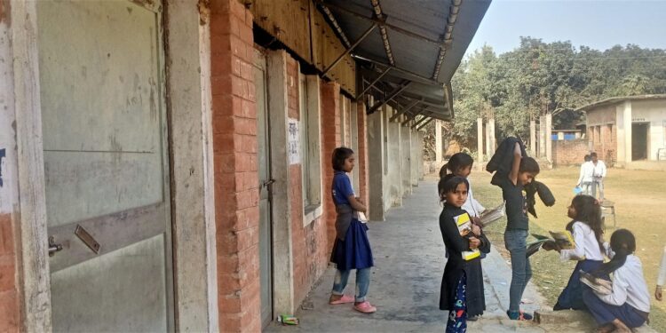 डेढ सय विद्यार्थी एउटै कक्षामा