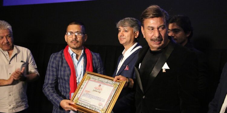 नेपाल सिनेमा फेस्टमा निप फिल्मका प्रोपाइटर रमेश ढकाल सम्मानित