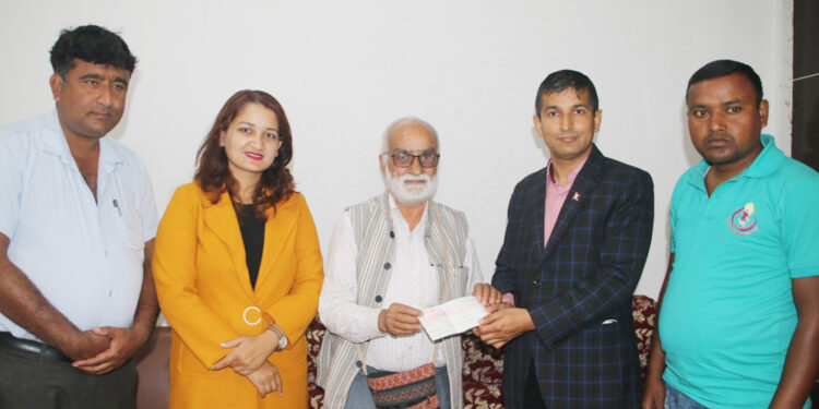 पत्रकार महासंघ झापाका पूर्व अध्यक्ष आचार्यले दिए मोती पत्रकारिता पुरस्कार अक्षयकोषमा एक लाख