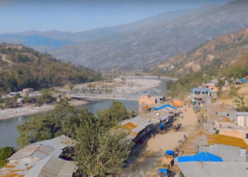 पुलको नट बोल्ट भाँचिएपछि सवारीसाधन आलोपालो चलाउँदै