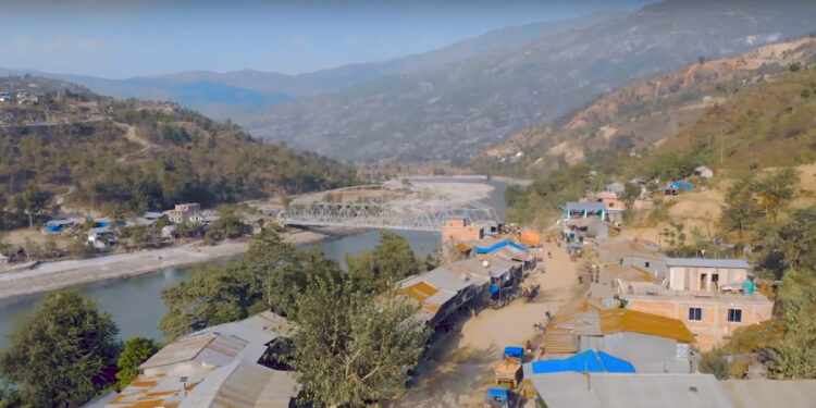 पुलको नट बोल्ट भाँचिएपछि सवारीसाधन आलोपालो चलाउँदै