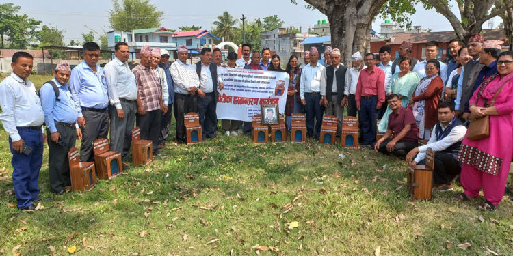 कमल गाउँपालिकाकी उपाध्यक्षबाट विद्यालयहरूलाई दान-पेटिका वितरण