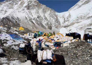 आरोहणको ७२ वर्षपछि सेनाद्वारा अन्नपूर्ण हिमालबाट फोहर सङ्कलन