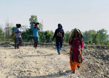 बालुवा छानेर विद्यालय खर्च जुटाउँदै विद्यार्थी