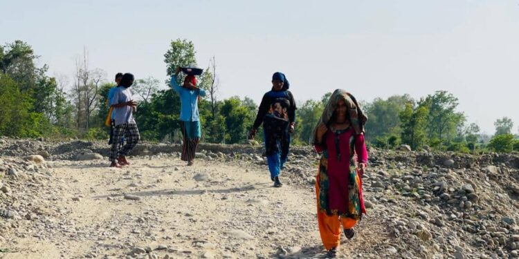 बालुवा छानेर विद्यालय खर्च जुटाउँदै विद्यार्थी