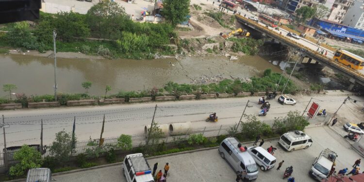 बसपार्क बाहिरका टिकट काउण्टर हटाइए