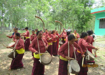 परम्परा जोगाउन पञ्चेबाजा बजाउँदै महिला