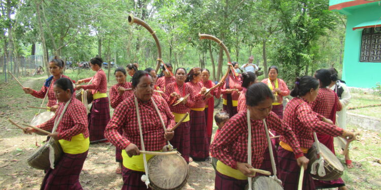 परम्परा जोगाउन पञ्चेबाजा बजाउँदै महिला