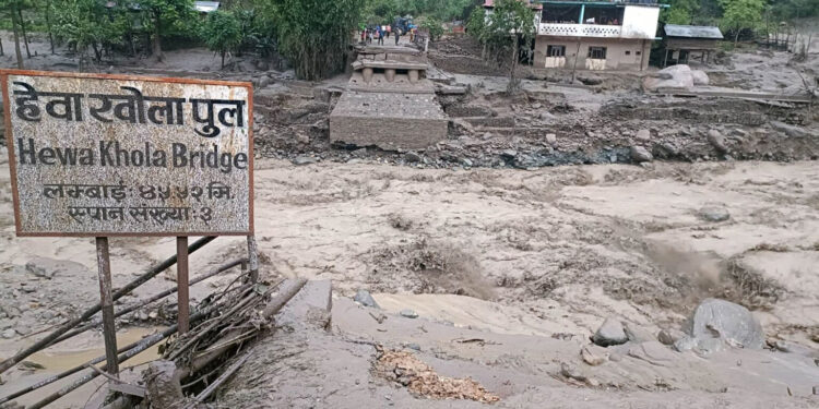 पाँचथरमा बाढीले बगाउँदा पाँच जना बेपत्ता : मेची राजमार्ग अवरुद्ध