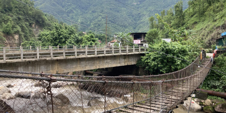मोटरेवल पुल बनेपछि प्रयोगबिहीन बनेको झोलुङ्गे पुल
