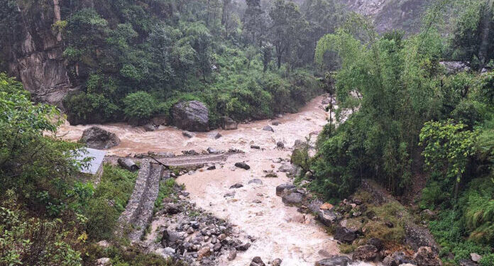अब असोजसम्म गुड्दैनन् ग्रामीण सडकमा गाडी