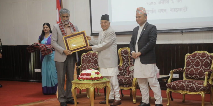 राससका कार्यकारी अध्यक्ष झा राष्ट्रपतिबाट सम्मानित