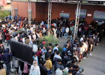 अग्रिम टिकट बुकिङका लागि बसपार्कमा भीड