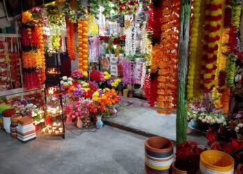 तिहारको मुखमा कृत्रिम फूलमा वन्देज लगाएपछि साना व्यापारी पीडित