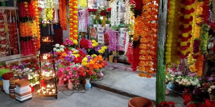 तिहारको मुखमा कृत्रिम फूलमा वन्देज लगाएपछि साना व्यापारी पीडित