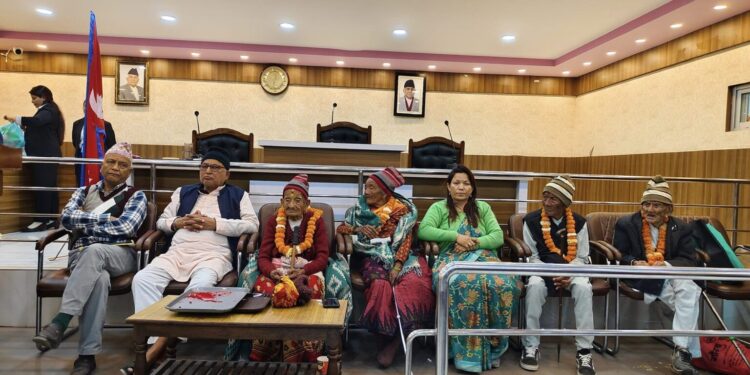 १०७ बर्षिय धनञ्जय घिमिरेलाई दमक नगरपालिकाले गर्यो ‘नगर पिता’ घोषणा