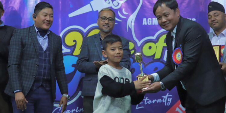 भ्वाईस अफ होप सिजन एकको बिजेता ईम्मानुएल पेन्तिकोस्टल चर्चका आईशा लिम्बू बनिन ।